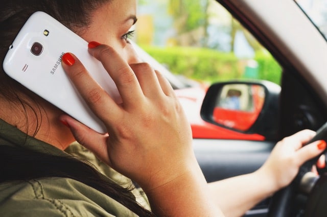 Infraccion mujer conduciendo y hablando por smartphone