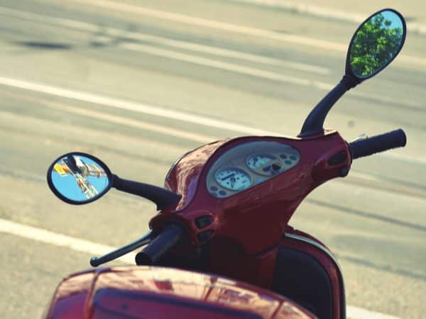 ciclomotor en autopista