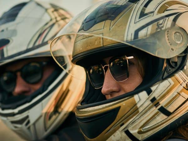 motorista con gafas